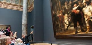 As crianças precisam de arte e histórias, poemas e música, tanto quanto precisam de amor, comida e ar fresco