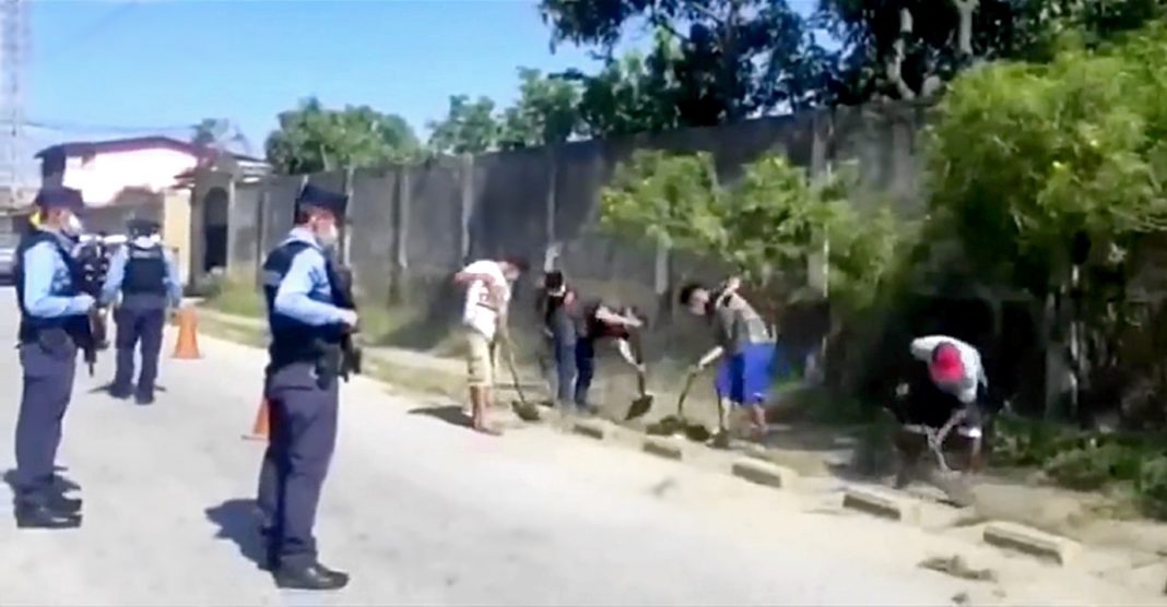 Os detidos em Honduras por violarem a quarentena são forçados a limpar as ruas
