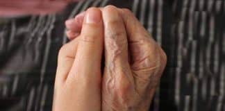 Nunca se esqueça das mãos que te levantaram