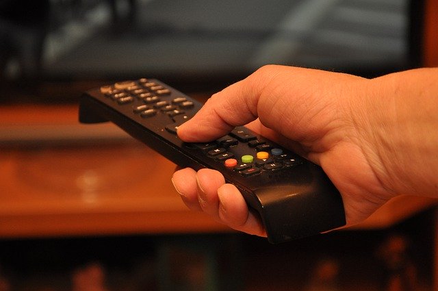 TVs por assinatura liberam canais e internet para que população se mantenha em casa