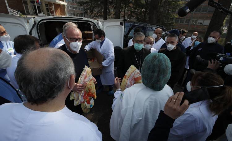 Papa Francisco doa respiradores para hospital de Nápoles