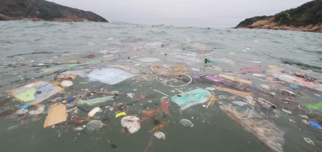 Luvas e máscaras descartadas estão se tornando uma nova fonte de poluição oceânica