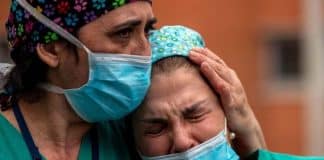 De heróis a “Atormentados”: Uma sociedade que assedia seus médicos não os merece