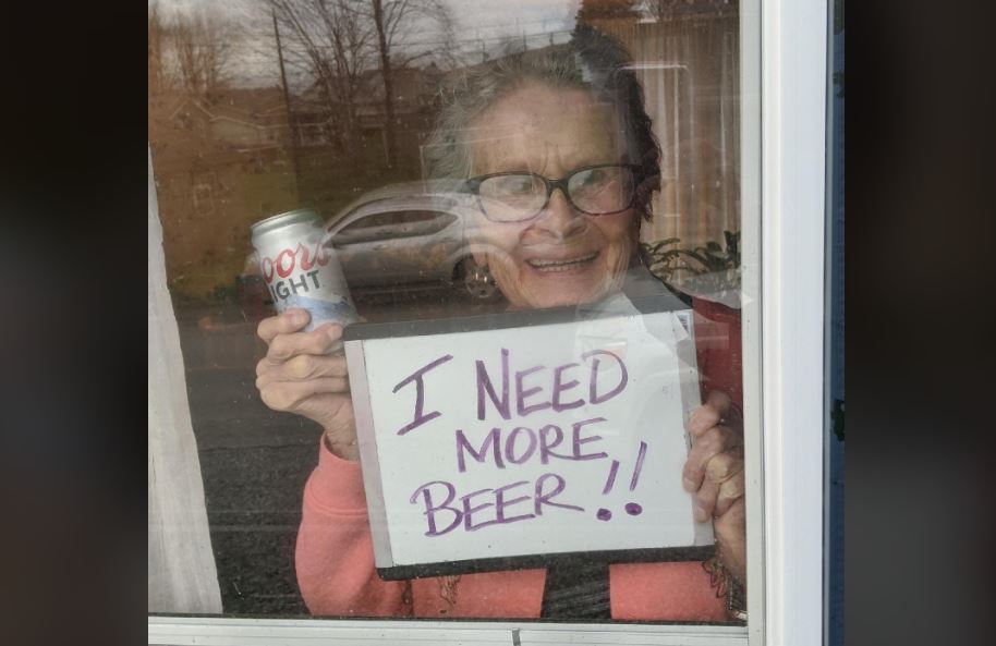 Mulher de 93 anos precisa de mais cerveja e o Facebook vai à loucura
