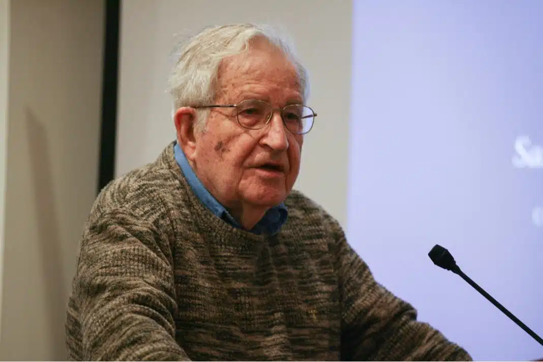 chomsky Noam Chomsky: “Vamos superar o coronavírus. Mas duas ameaças muito piores à humanidade nos aguardam “