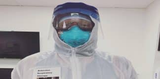 Médicos ‘sorriem’ para pacientes com fotos fixadas ao uniforme