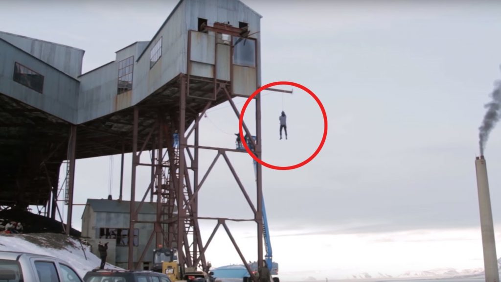 Homem pula de um edifício, mas é salvo pela ciência