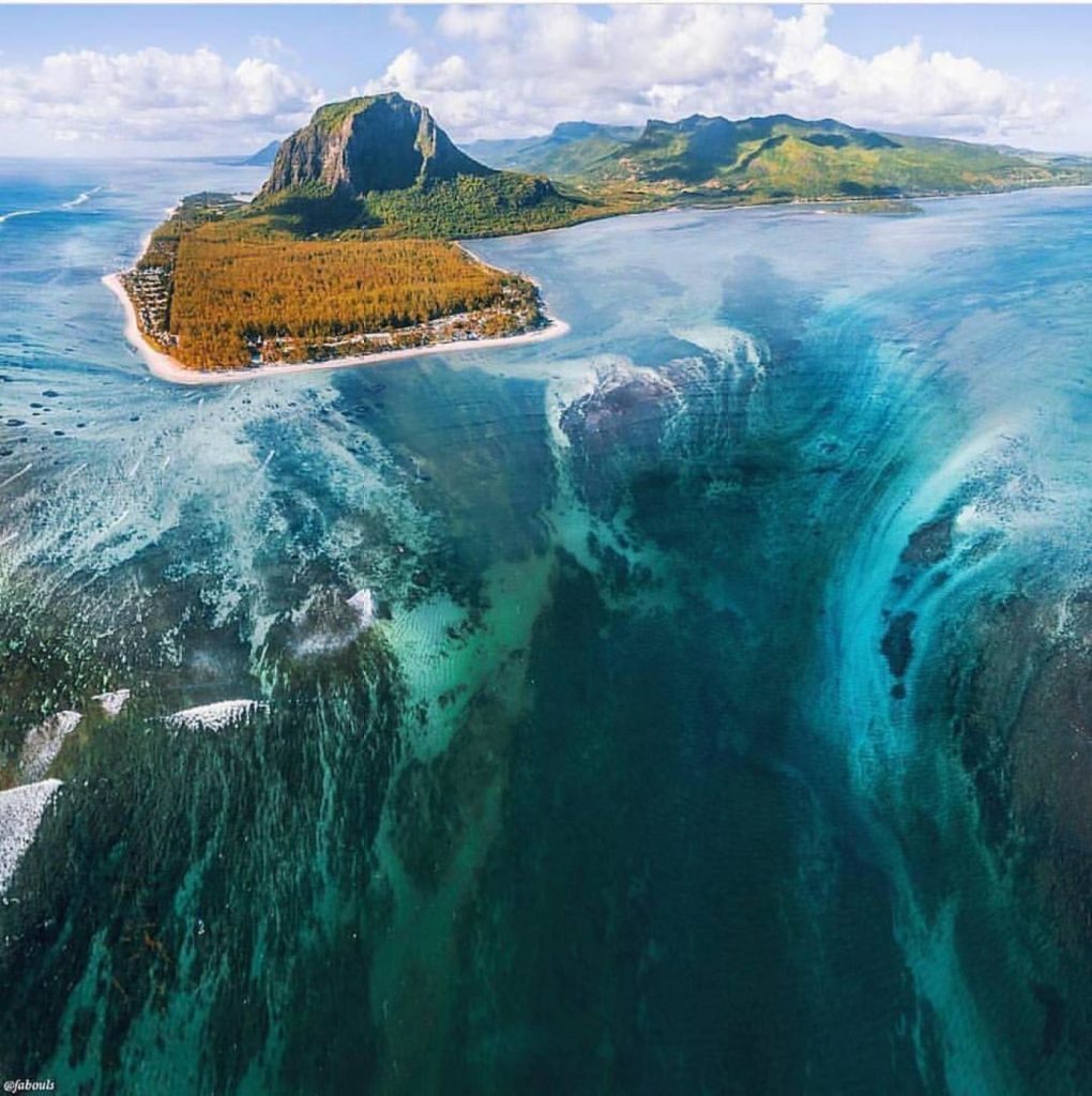 pensarcontemporaneo.com - A incrível 'cachoeira subaquática' das Maurícias