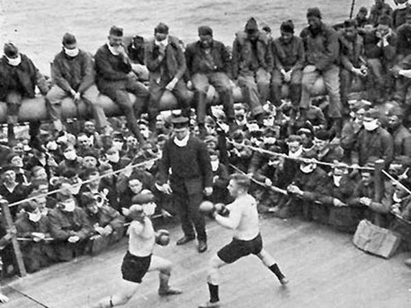 pensarcontemporaneo.com - Imagem vintage mostra fãs de futebol usando máscaras durante a pandemia de 1918