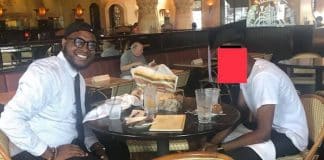 Quando ninguém compareceu à formatura do aluno, seu professor o levou para jantar e ajudou a comprar um carro