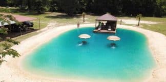 Como um homem foi de “sem teto” a milionário construindo praias no quintal das pessoas