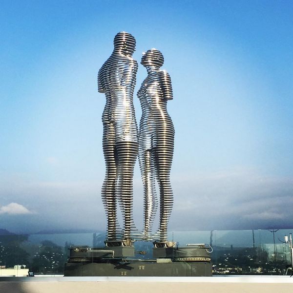 pensarcontemporaneo.com - As esculturas em movimento que se cruzam e nos mostram uma trágica história de amor (VÍDEO)