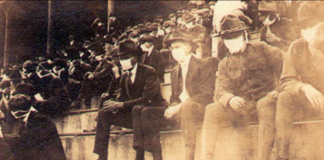 Imagem vintage mostra fãs de futebol usando máscaras durante a pandemia de 1918