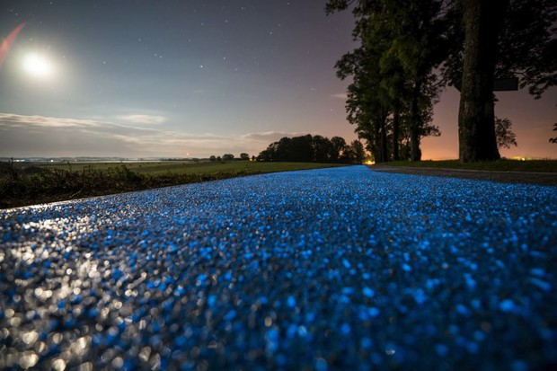 pensarcontemporaneo.com - Essa ciclovia usa energia solar para brilhar no escuro na Polônia