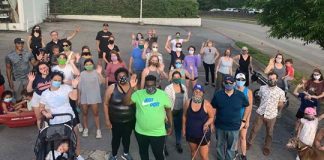 Quando um homem negro teve medo de andar em seu bairro, 75 vizinhos andaram com ele