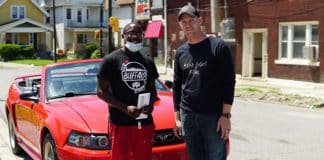 Um adolescente que passou 10 horas limpando as ruas depois de um protesto é recompensado com um carro e uma bolsa de estudos