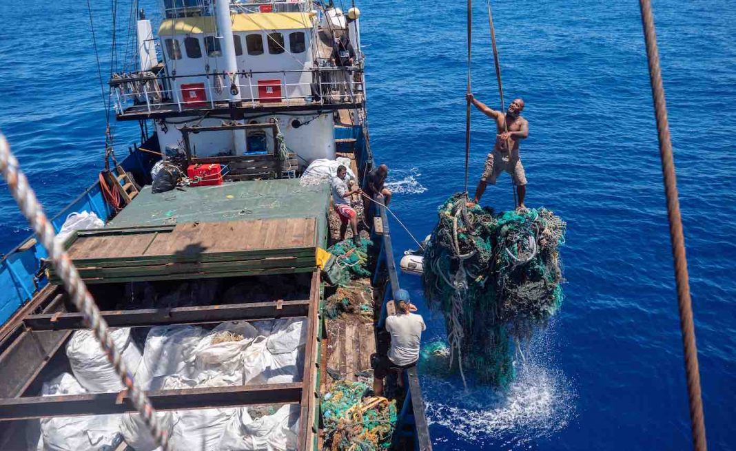 Instituto Ocean Voyages bate recorde de maior remoção de lixo plástico do Pacífico