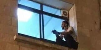 Palestino escala parede de hospital para dar adeus à mãe