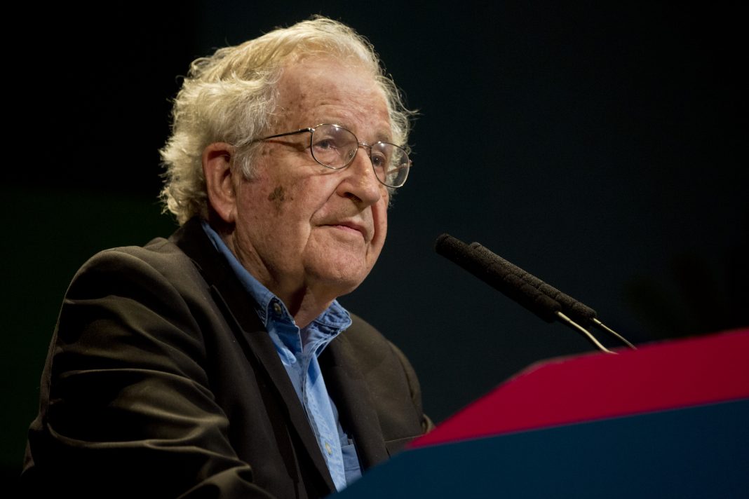 Noam Chomsky: “Somente um novo ‘acordo verde’ pode nos salvar de um novo desastre pior do que essa pandemia”