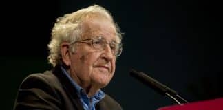 Noam Chomsky: “Somente um novo ‘acordo verde’ pode nos salvar de um novo desastre pior do que essa pandemia”