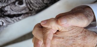 Casal casado há 53 anos falece de coronavírus, de mãos dadas