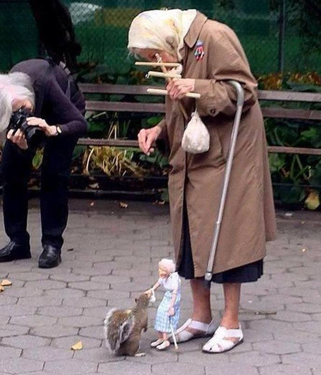 pensarcontemporaneo.com - Velha senhora alimenta esquilos com marionete de si mesma