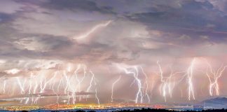 Fotógrafo captura imagens impressionantes de tempestade de raios que ficou conhecida como “a noite dos mil garfos”
