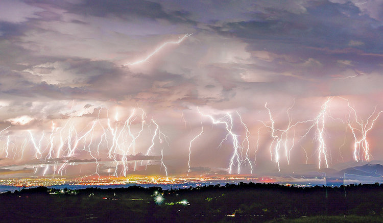 Fotógrafo captura imagens impressionantes de tempestade de raios que ficou conhecida como “a noite dos mil garfos”
