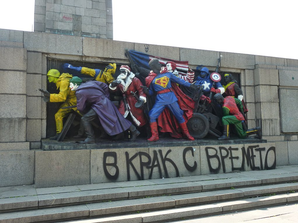 pensarcontemporaneo.com - Rússia quer que búlgaros parem de pintar monumentos soviéticos para parecer super-heróis americanos