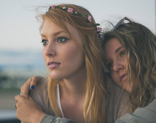 Grande estudo sobre depressão revela o ‘efeito protetor’ de confiar em um amigo