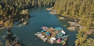 Casal mora há 29 anos em uma ilha construída à mão