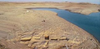 Ruínas de uma civilização antiga emergem do reservatório atingido pela seca no Iraque