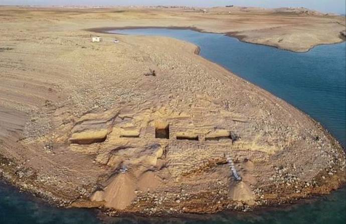 Ruínas de uma civilização antiga emergem do reservatório atingido pela seca no Iraque
