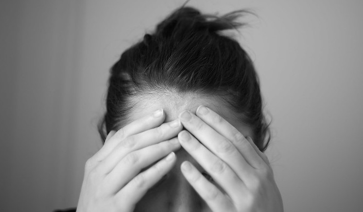 Como parar de pensar demais: 8 dicas de um terapeuta