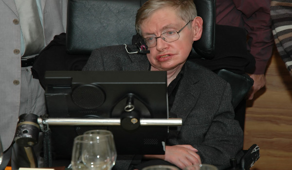 Stephen Hawking disse: “Não nos tornamos menos gananciosos ou menos estúpidos”