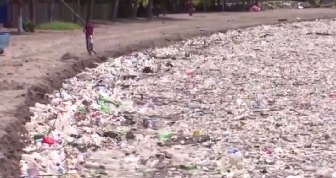 Um “tsunami” de lixo atingiu as praias caribenhas de Honduras, transformando-as em enormes aterros sanitários