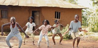 Crianças dançarinas de Uganda se tornam uma sensação viral com suas coreografias inspiradoras