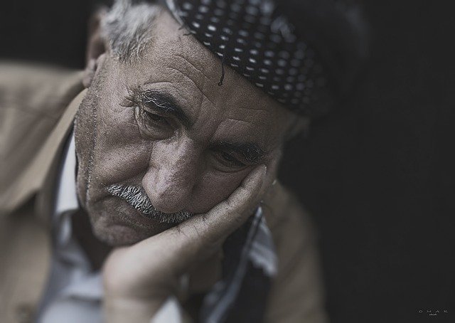 Como a solidão afeta as pessoas idosas?