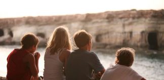 Meninos e meninas que atingem a puberdade mais cedo têm um risco maior de automutilação na adolescência