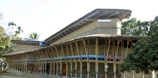 Com bambu e barro, mulheres constroem centro para pessoas com deficiência e ganham premio internacional de arquitetura