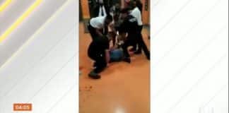 Homem negro morre após ser espancado por segurança e PM em supermercado de Porto Alegre