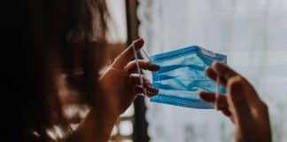 ‘Ainda preciso usar uma máscara se já tiver tido COVID-19?’