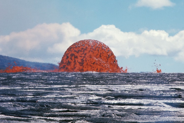 Foto dramática captura uma visão rara de um domo de lava de 20 metros de altura no Havaí