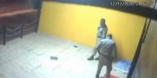 Vídeo flagra PMs colocando comida e cobertor para cachorro que estava com frio