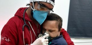 Enfermeiro abraça paciente com Down para dar oxigênio