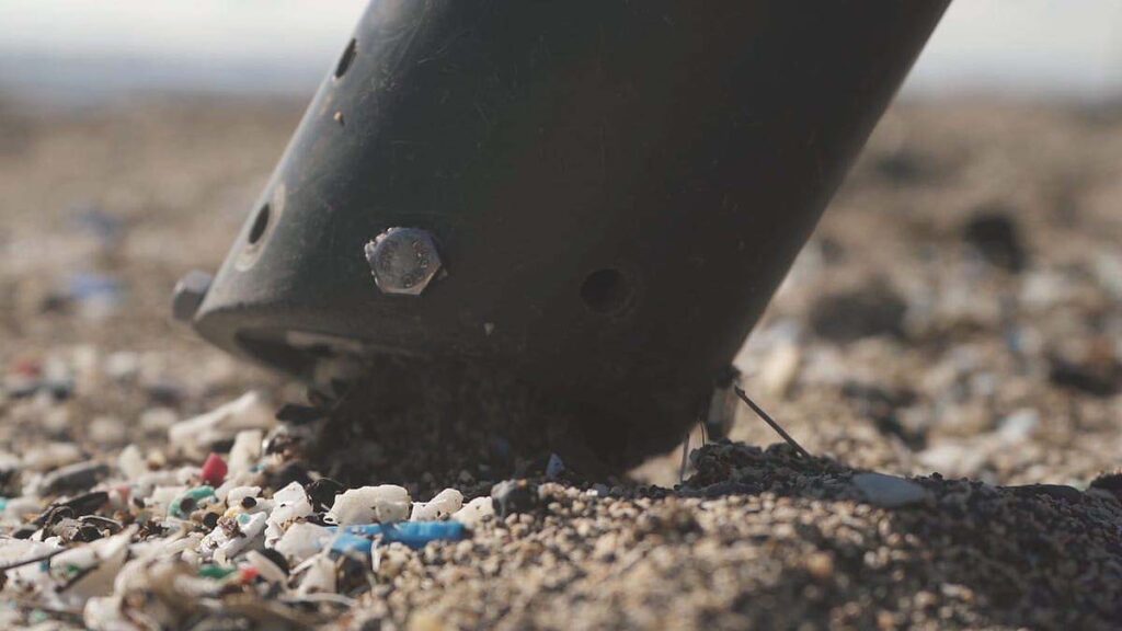 pensarcontemporaneo.com - Estudantes criam máquina que separa microplásticos da areia