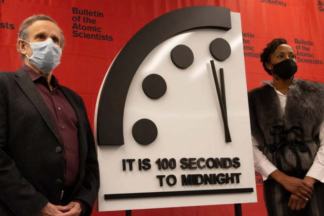 Relógio do Juízo Final: ainda estamos a 100 segundos para o Apocalipse, de acordo com o relógio criado por Einstein