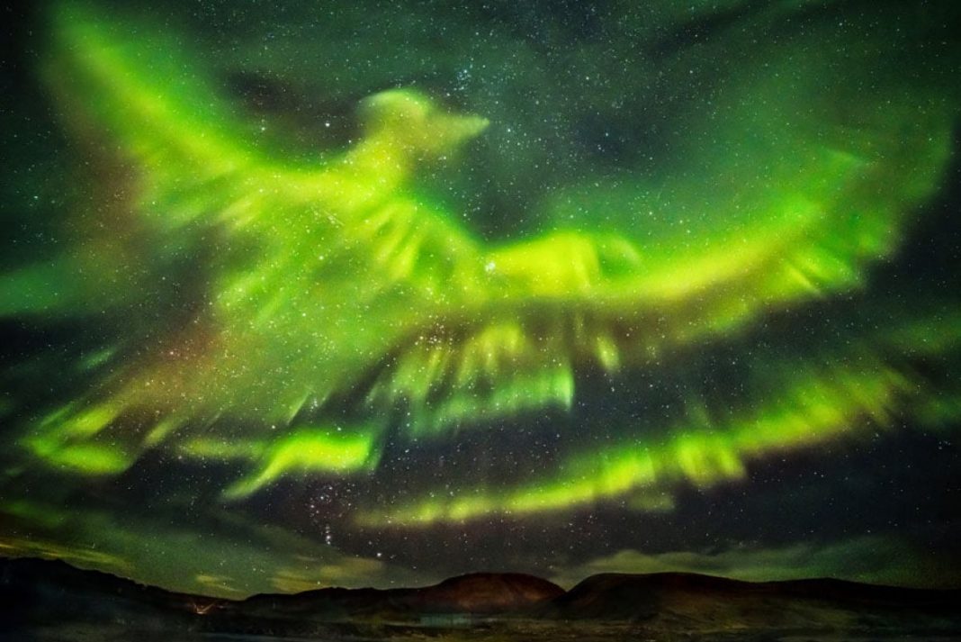 Aurora boreal forma uma fênix nos céus da Islândia
