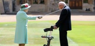 Capitão inglês de 100 anos, que arrecadou milhões para ajudar no combate à pandemia, está internado com Covid-19