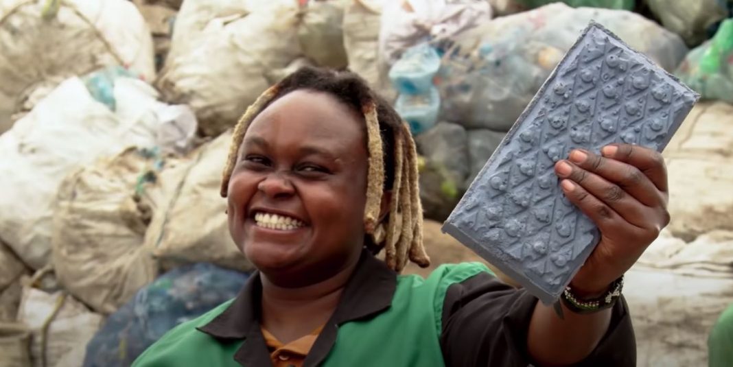 Startup feminina queniana recicla resíduos de plástico em tijolos que são 5 vezes mais resistentes que o concreto